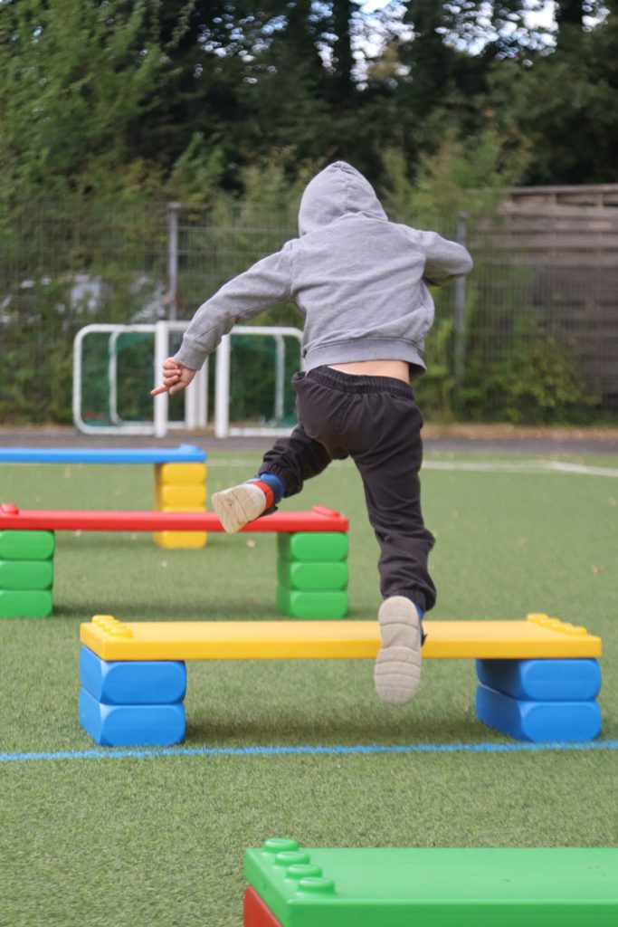Kinder des TUS Sennelager spielen mit robusten XXL-Funblocks. Sie nutzen die großen Steckbausteine als Hürden und Parcours-Elemente beim Kindertraining und zeigen, wie vielseitig die stabilen Stapelsteine im Sport eingesetzt werden können.