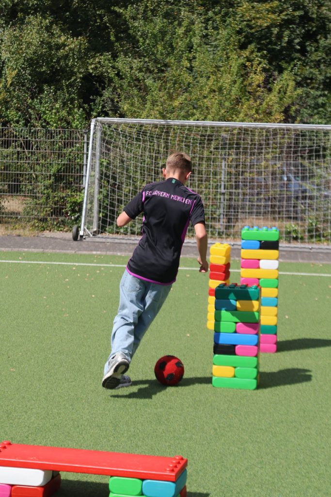 Kinder des TUS Sennelager spielen mit robusten XXL-Funblocks. Sie nutzen die großen Steckbausteine als Hürden und Parcours-Elemente beim Kindertraining und zeigen, wie vielseitig die stabilen Stapelsteine im Sport eingesetzt werden können.