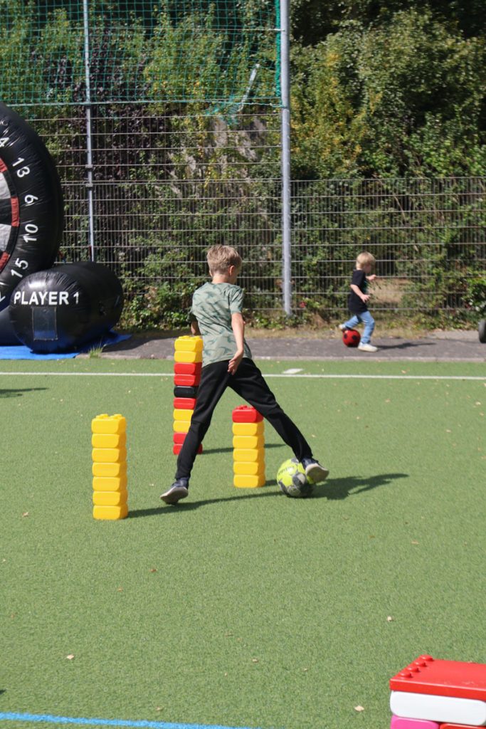 Kinder des TUS Sennelager spielen mit robusten XXL-Funblocks. Sie nutzen die großen Steckbausteine als Hürden und Parcours-Elemente beim Kindertraining und zeigen, wie vielseitig die stabilen Stapelsteine im Sport eingesetzt werden können.