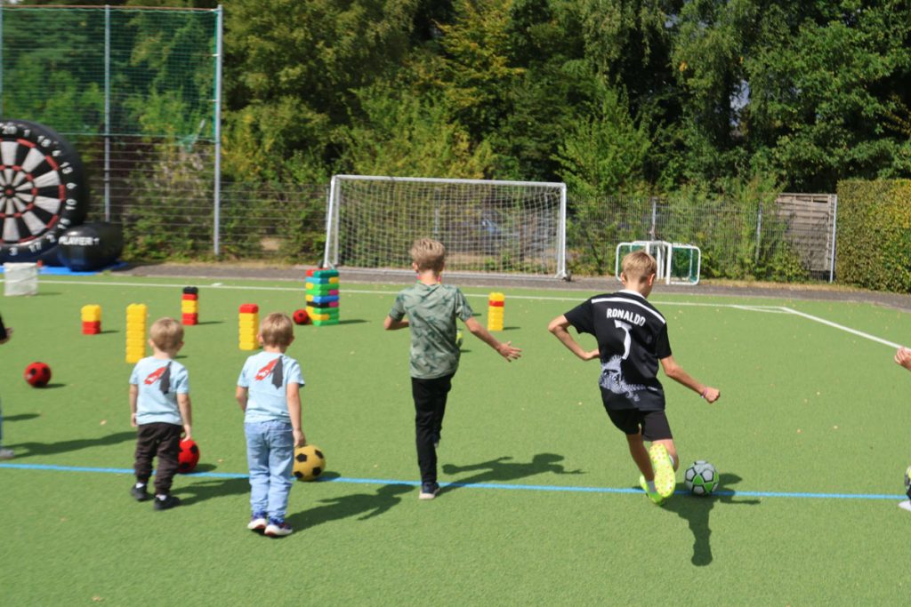 Kinder des TUS Sennelager spielen mit robusten XXL-Funblocks. Sie nutzen die großen Steckbausteine als Hürden und Parcours-Elemente beim Kindertraining und zeigen, wie vielseitig die stabilen Stapelsteine im Sport eingesetzt werden können.