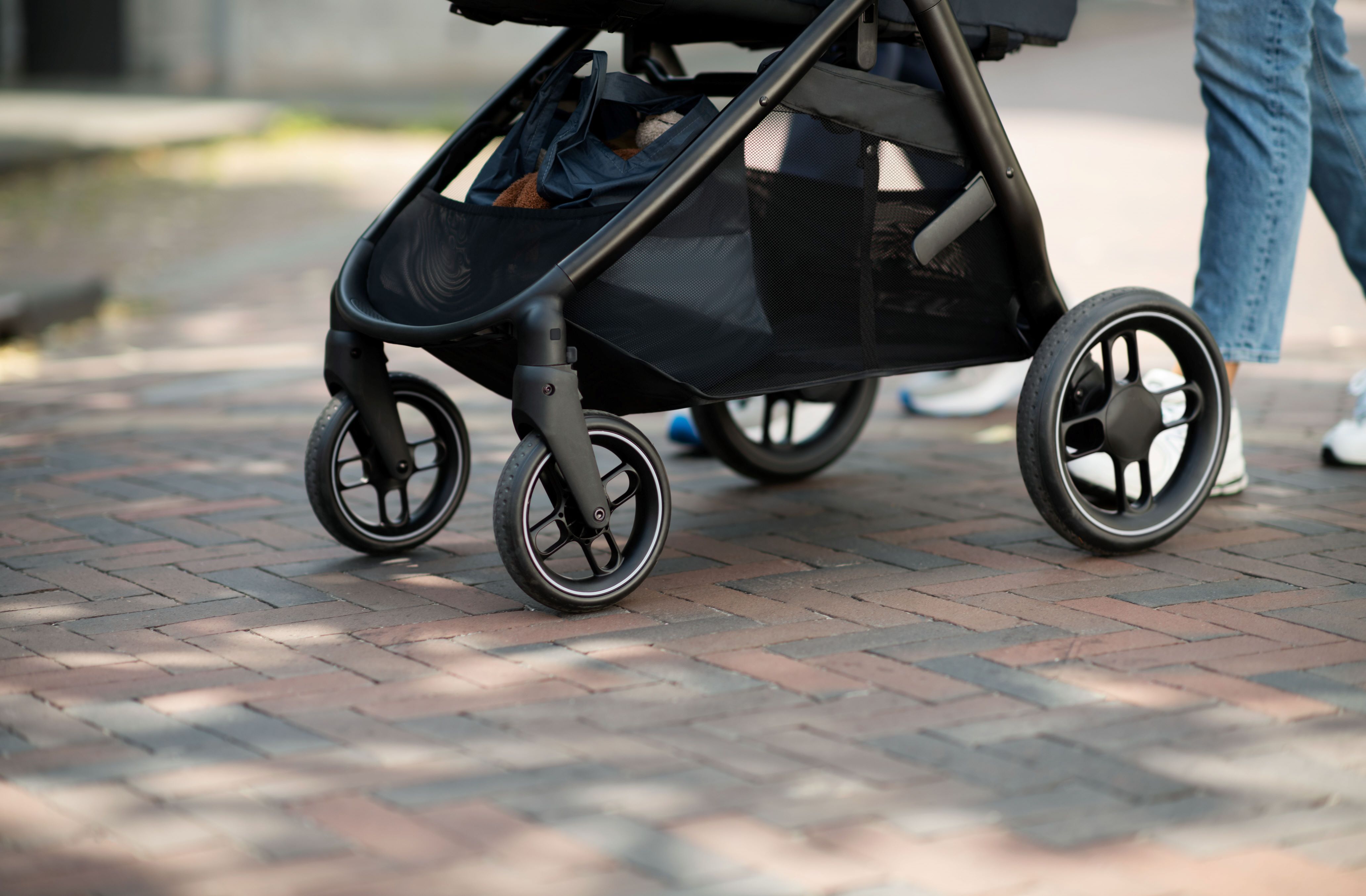 image JPG RGB 300 DPI-MC1210_2021_maxicosi_Stroller_Zelia_Lifestyle_City_Closeupofthewheels_Landscape