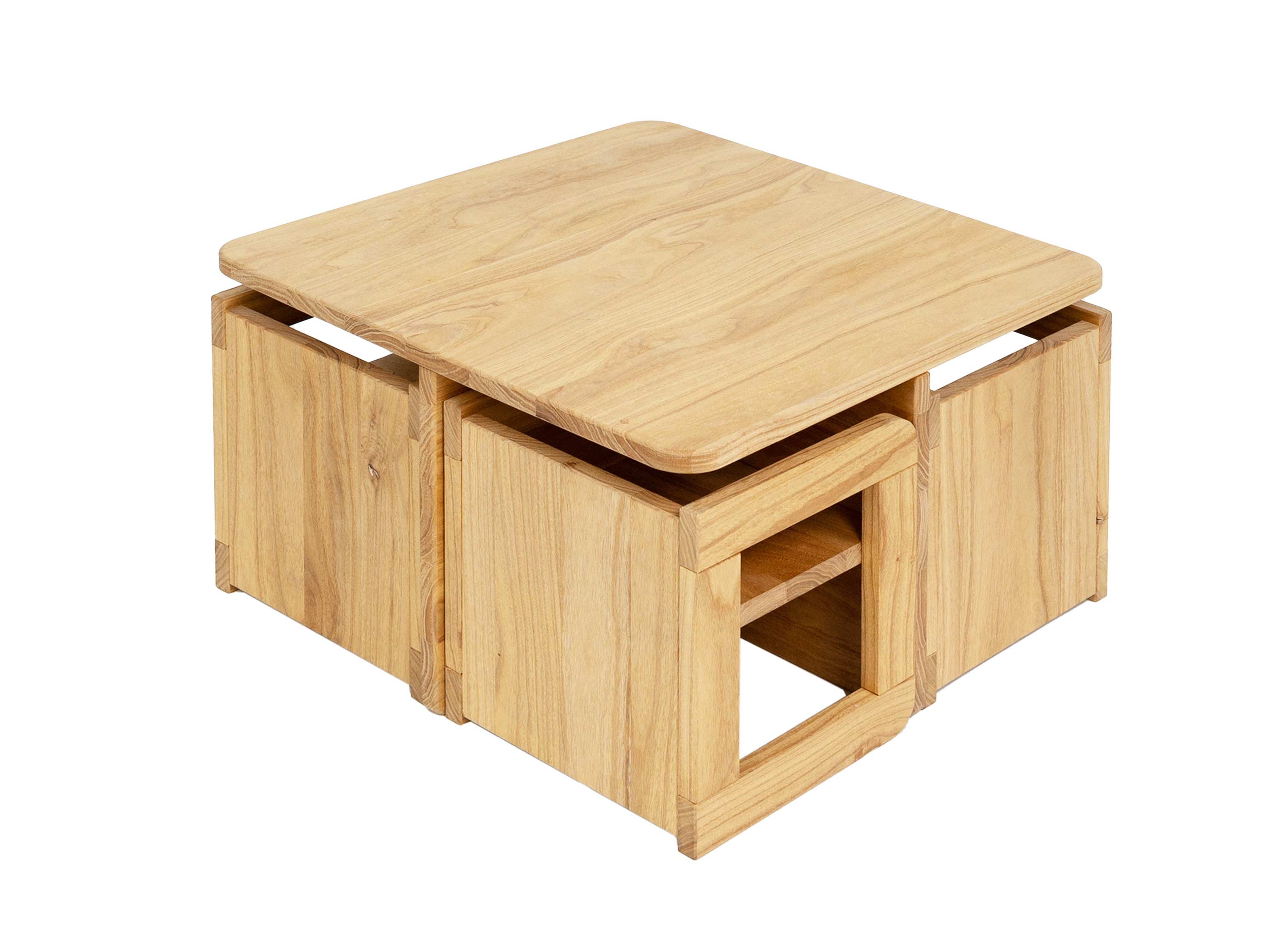 Kindersitzgruppe aus Kiriholz, vier Stühle und ein Tisch. Alle Stühle unter den Tisch geschoben