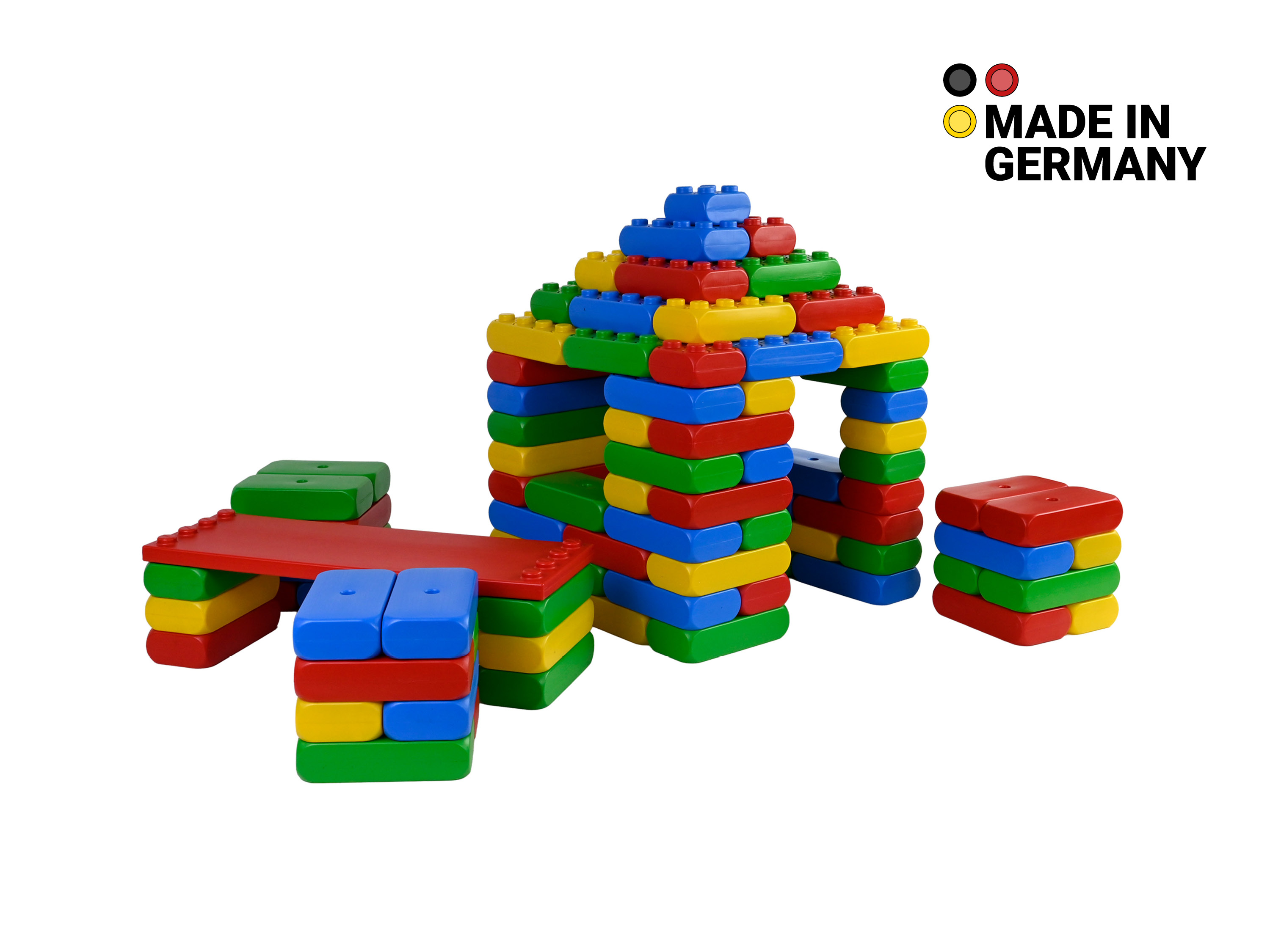 Villa Kunterbunt, Spielbausteine als Haus mit drei Hockern und einem Tisch