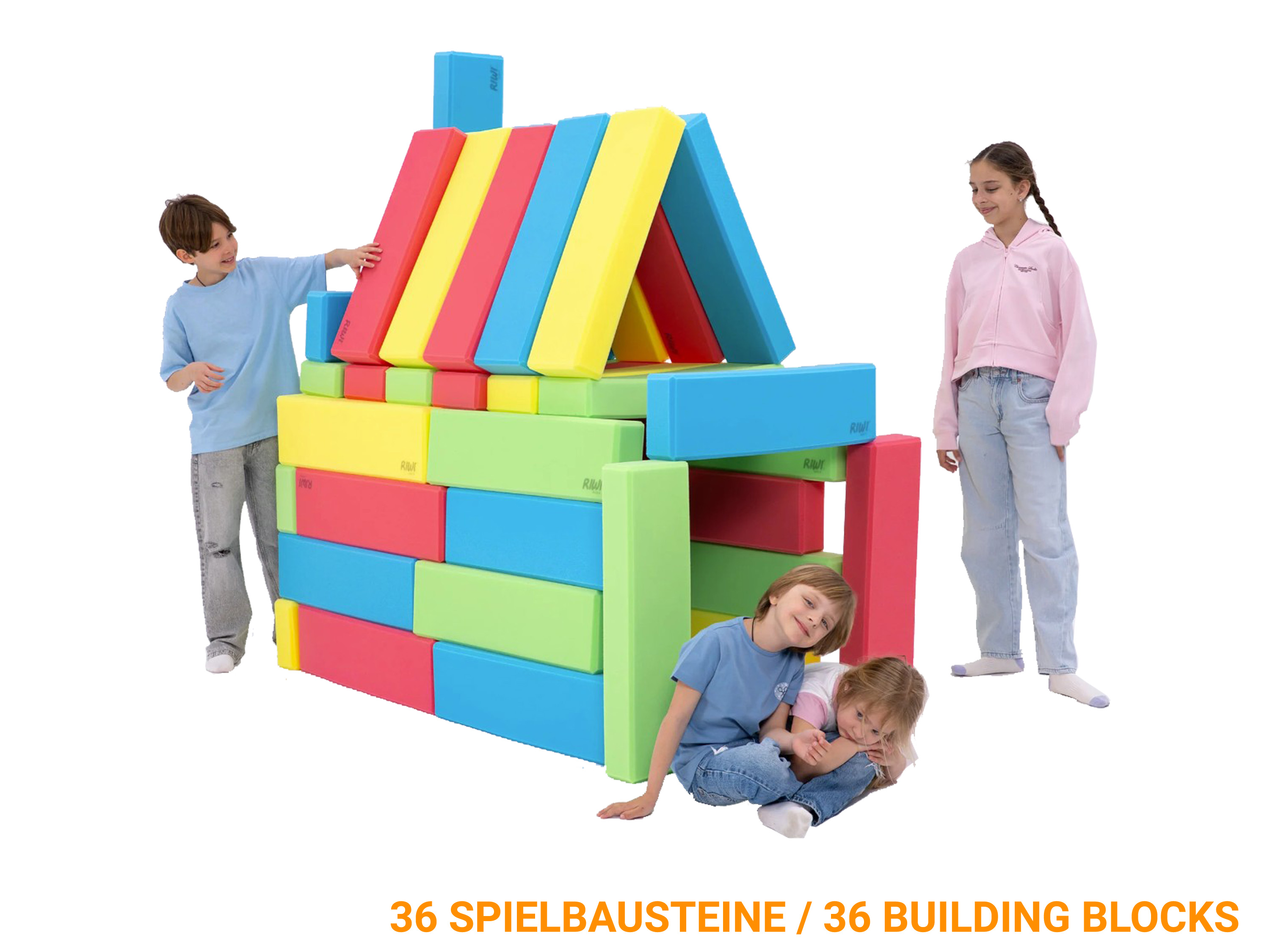 Haus aus 36 Spielbausteinen aus Schaumstoff mit vier Kindern