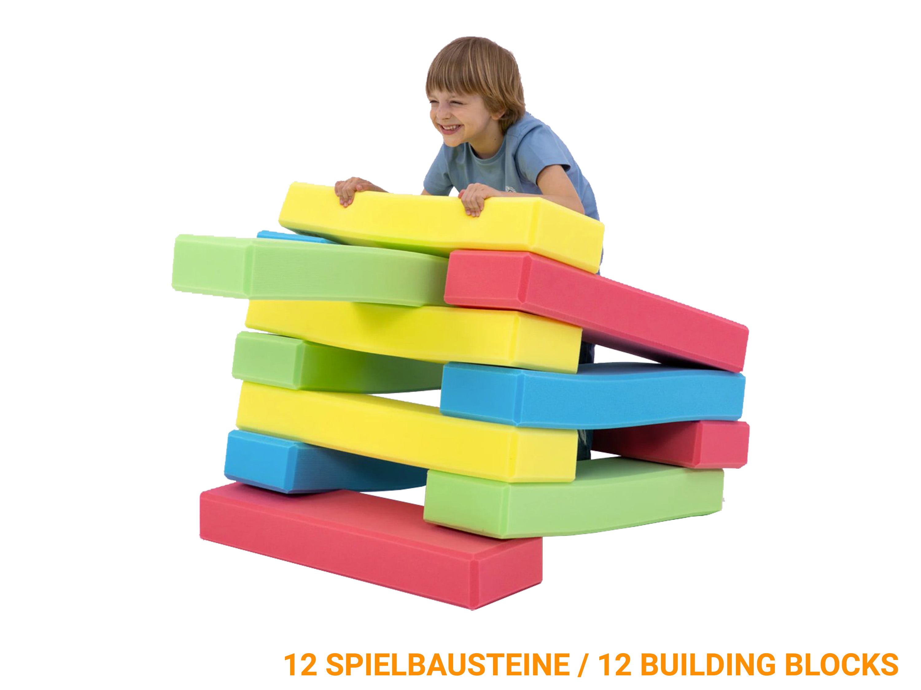 Kind sitzt auf Spielbausteinen die gestapelt sind