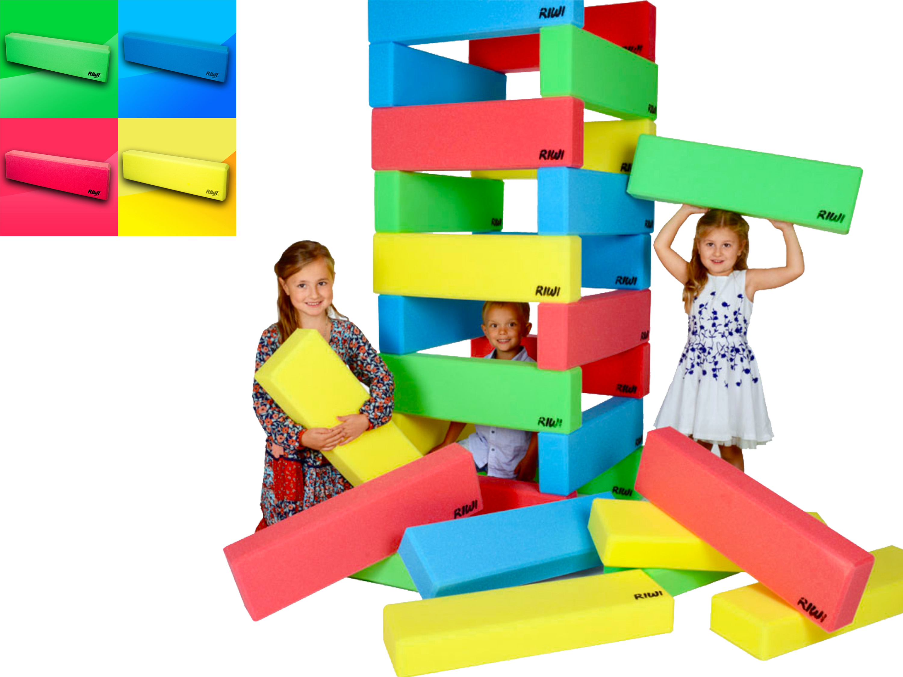 XXL Schaumstoff Spielbausteine Kinder spielen mit den Spielbausteinen ein Kind sitz im Turm von Spielbausteinen