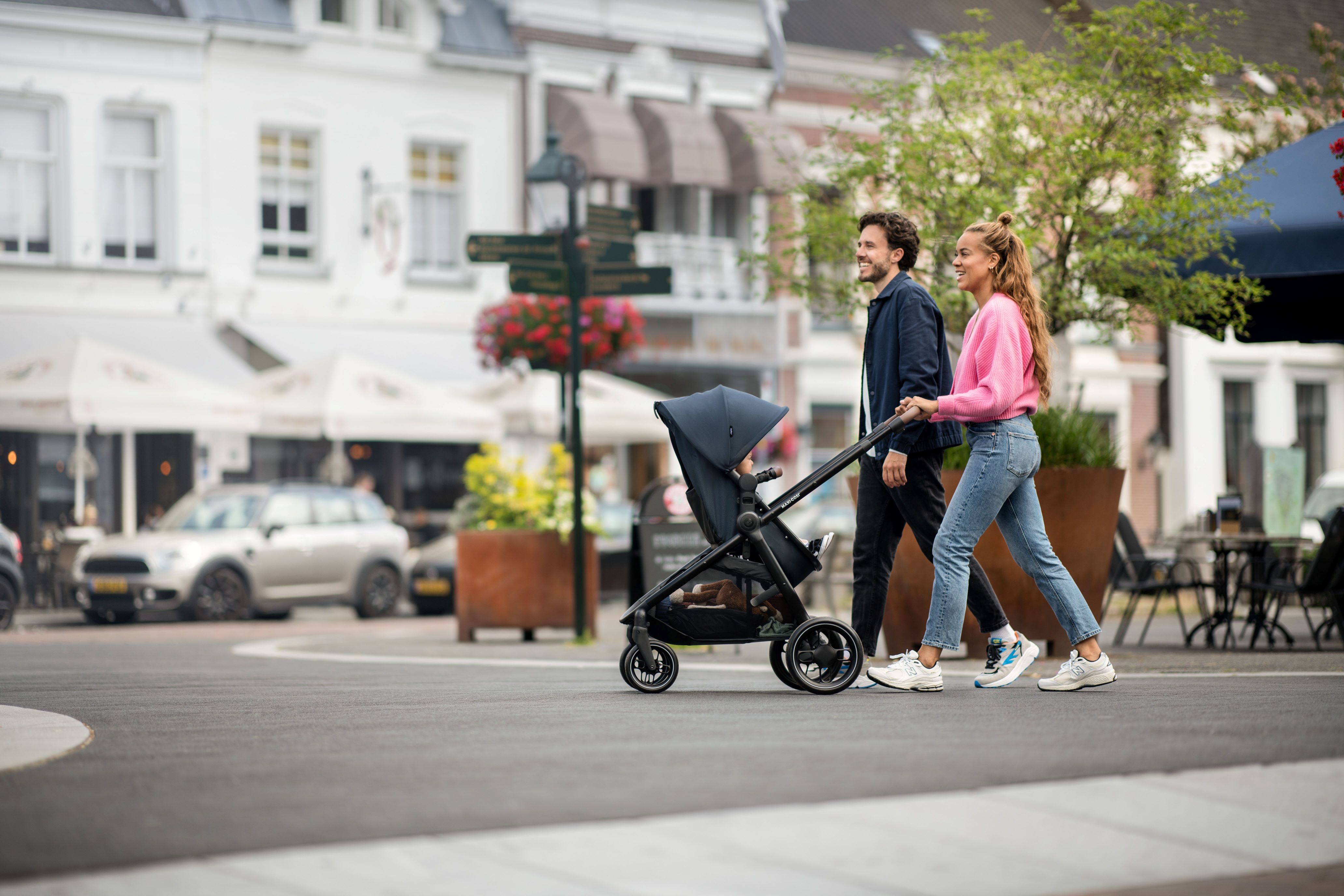 image JPG RGB 300 DPI-MC1210_2021_maxicosi_Stroller_Zelia_Lifestyle_City_Familywalkingwithseatparentfacing_Landscape