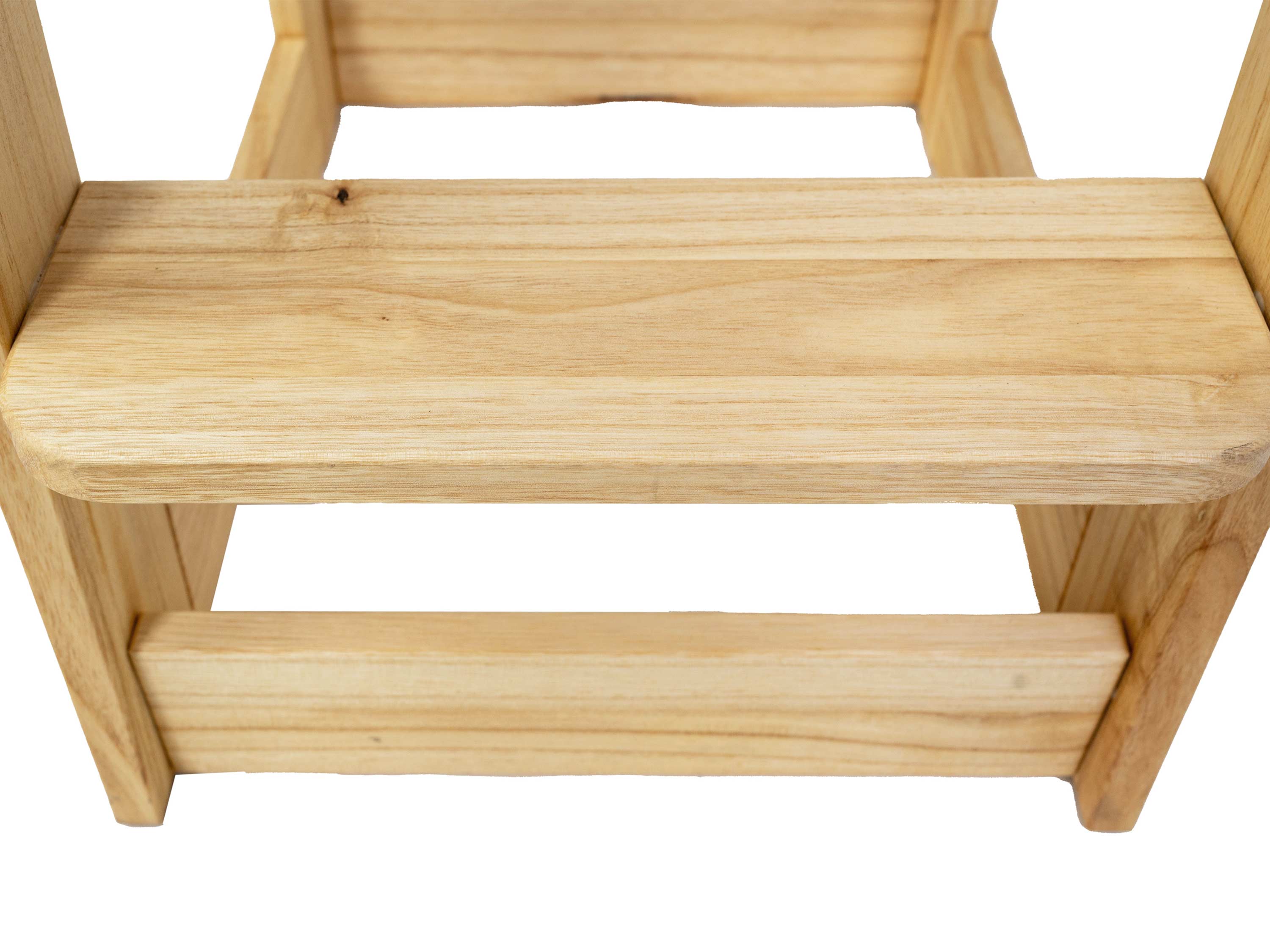 Hochstuhl aus Kiri Holz in der Detailansicht der Stufe