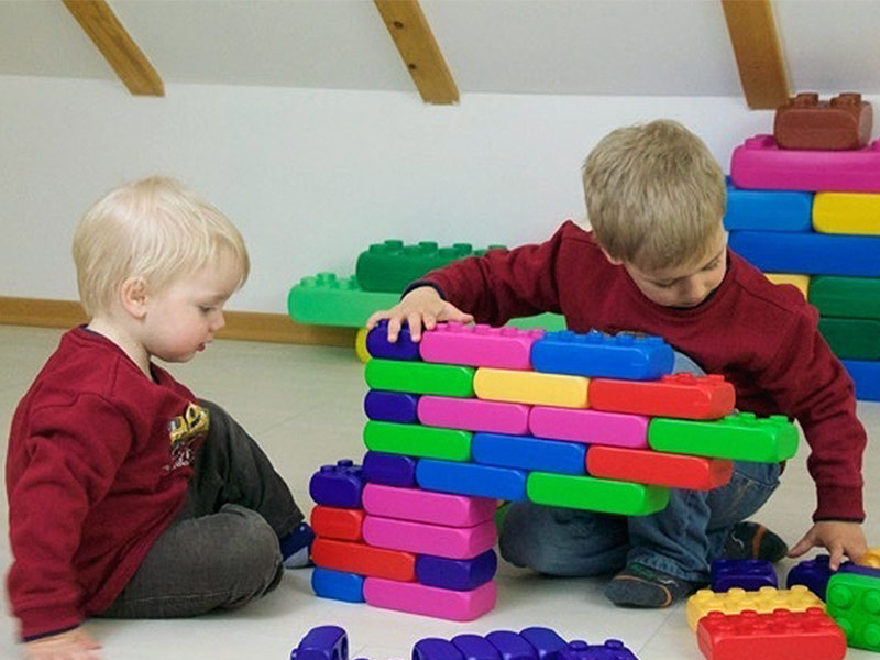 Kinder spielen mit XS Spielbausteinen