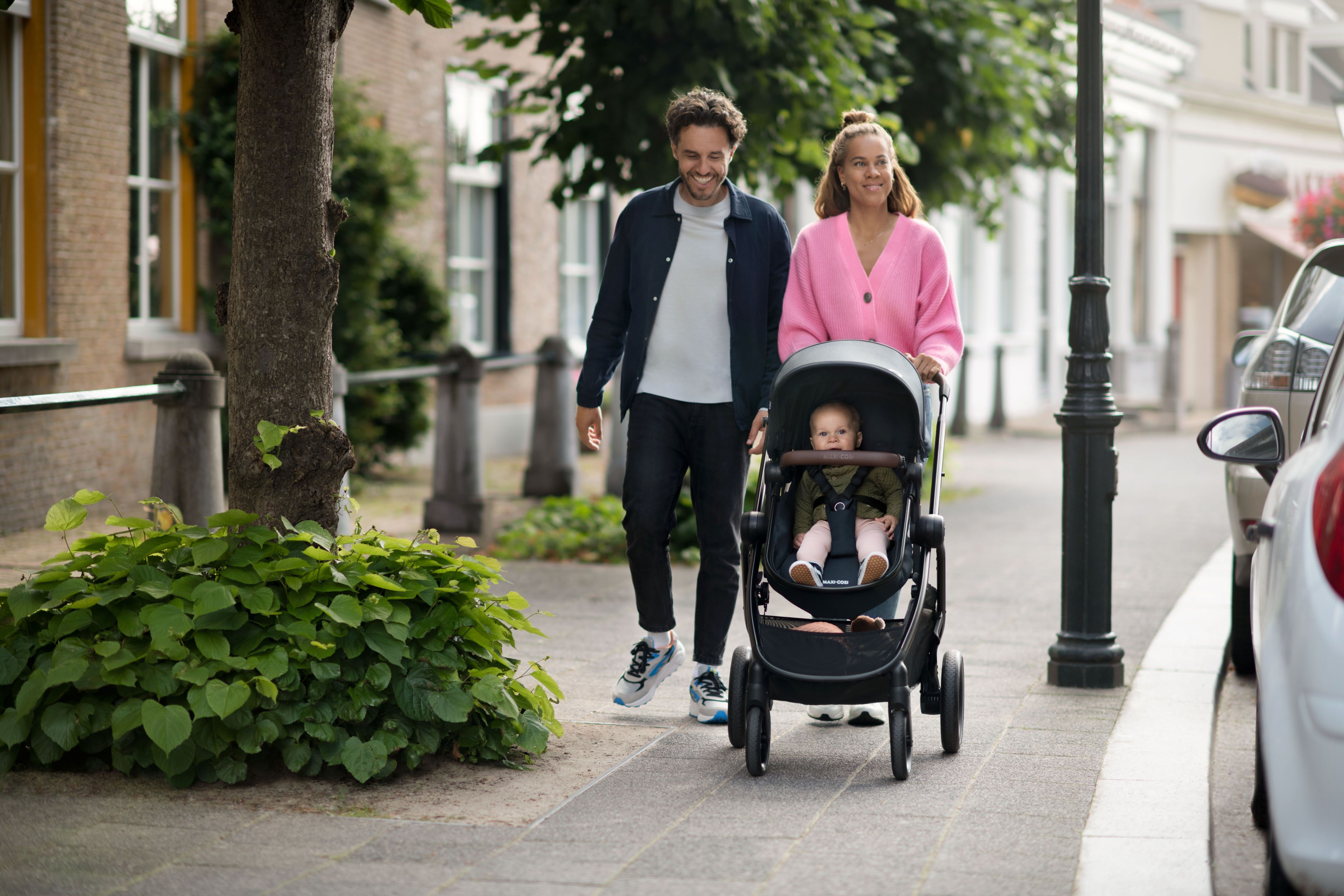 image JPG RGB 300 DPI-MC1210_2021_maxicosi_Stroller_Zelia_Lifestyle_City_Familywalkingwithseatstreetfacing_Landscape