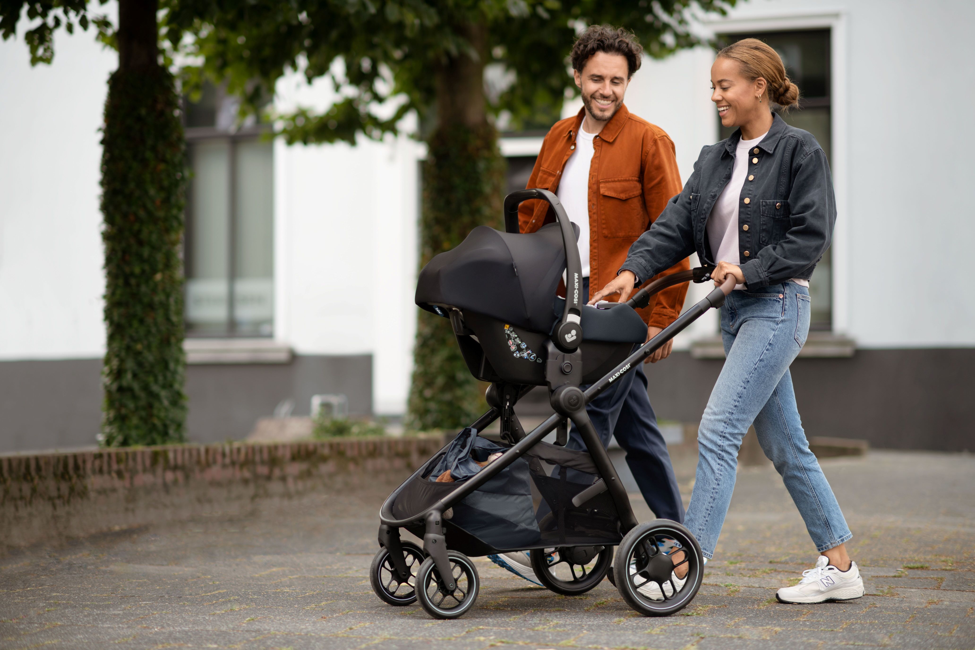 image JPG RGB 300 DPI-MC1210_2021_maxicosi_Stroller_Zelia_Lifestyle_City_Familywalkingwithcarseattinca_Landscape