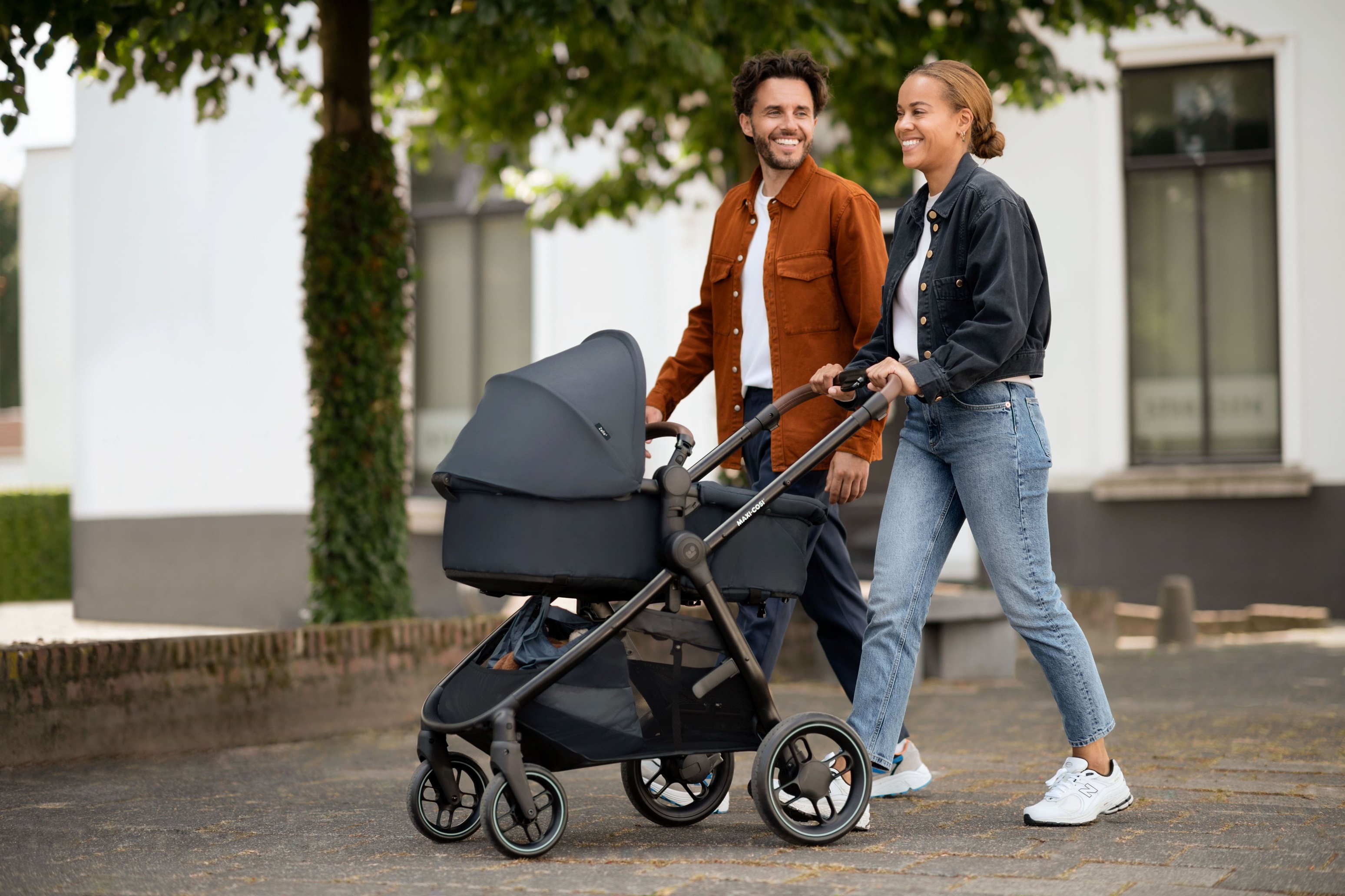 image JPG RGB 300 DPI-MC1210_2021_maxicosi_Stroller_Zelia_Lifestyle_City_Familywithcarrycotmode_Landscapedit_(1)