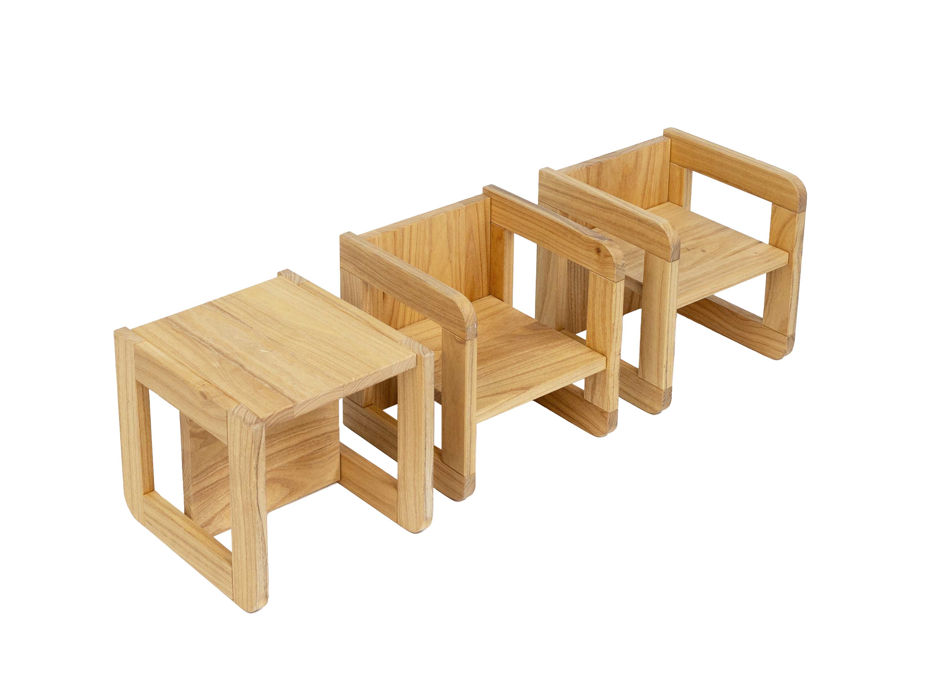 Stühle der Kindersitzgruppe drei nebeneinander